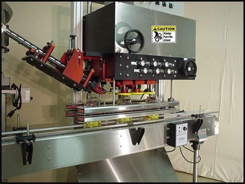 Automatic inline spindle capping machine for bottle filling lines