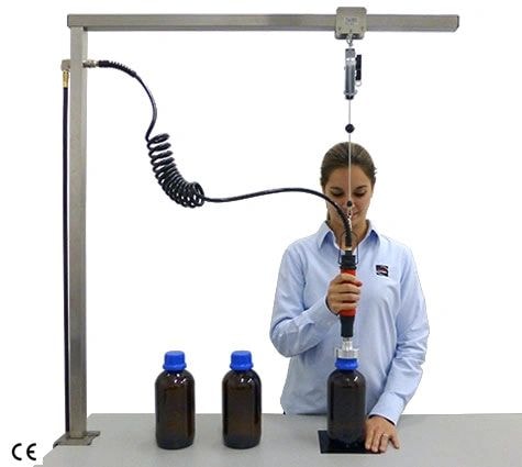 Handheld cap tightening machine for tightening caps to specific torques