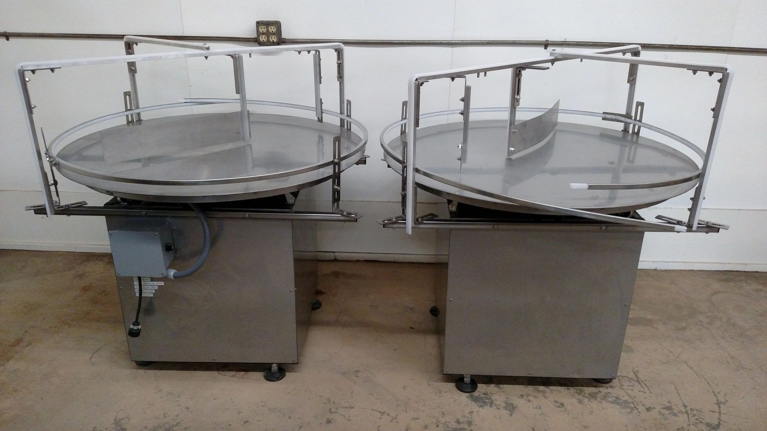 Rotary bottle feed turntables and accumulation turntables for filling lines