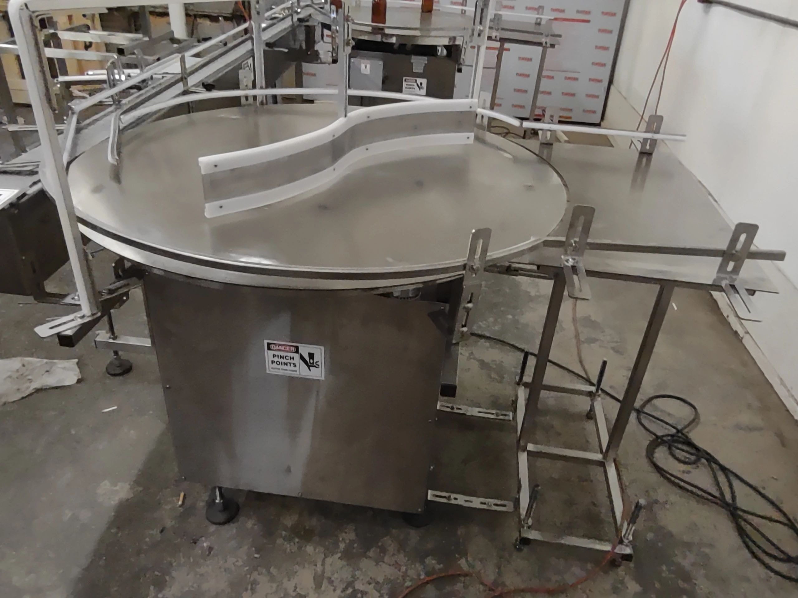 Corrosion resistant rotary accumulation turntable with plastic top and sides