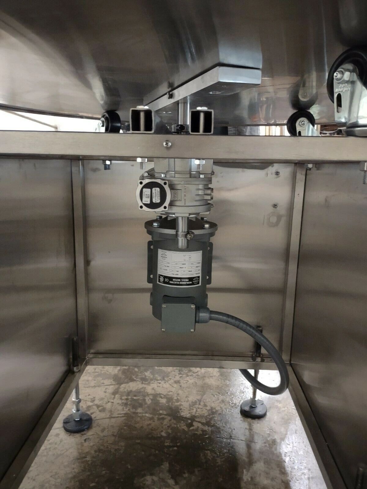 Turntable direct drive system — no belts or chains, easy to clean and maintain