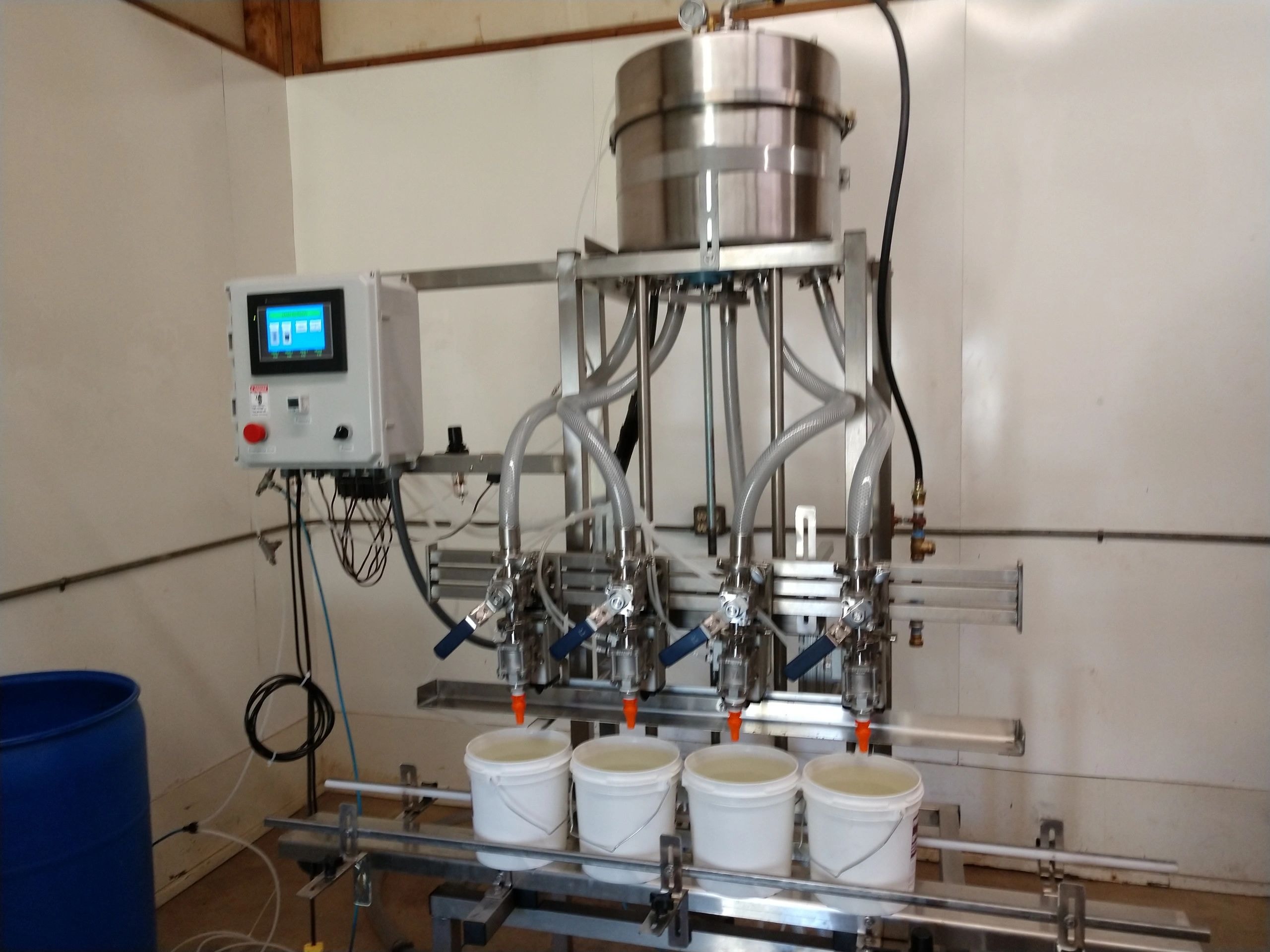 Four-head pail filling machine filling five-gallon pails